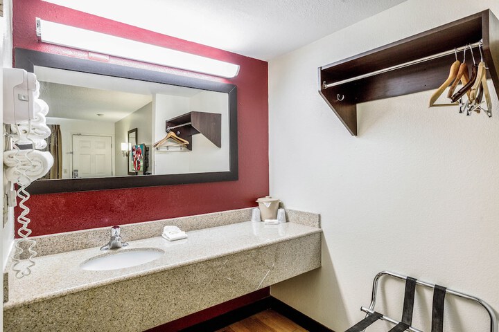 Room 16 of 28
