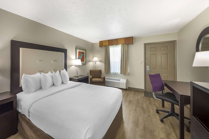1 Queen Bed High Speed Internet Accessible Microwave and Refrigerator, Coffee Maker Iron and Ironing Board Hairdryer Full Breakfast (4 of 18)