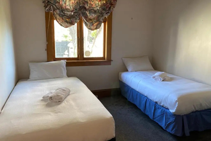 Room 2 of 3