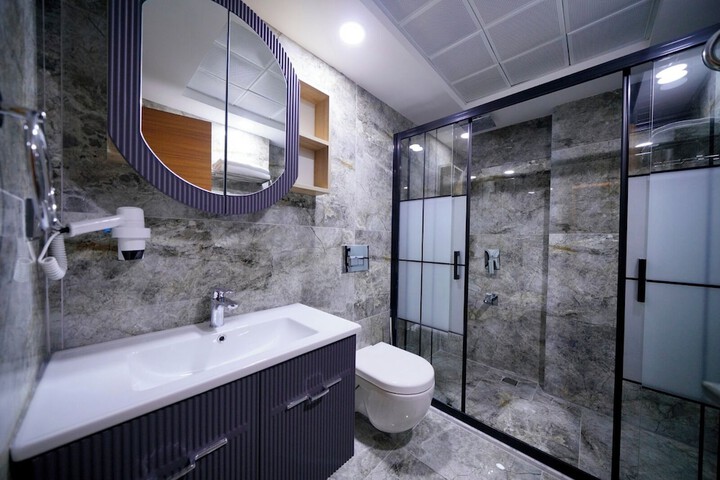 Room 5 of 12