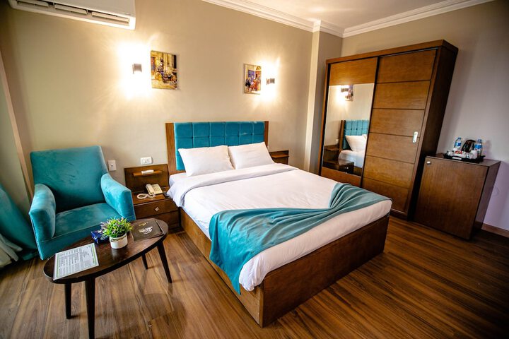Room 7 of 42
