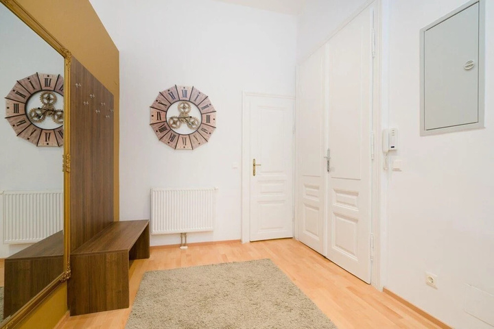 Room 4 of 18