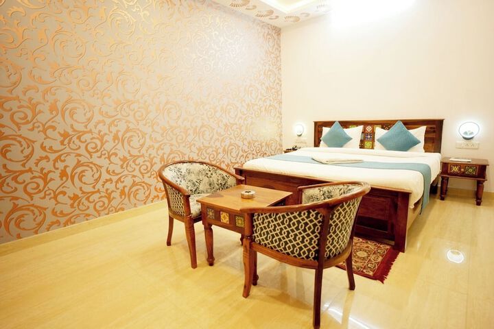 Room 6 of 18