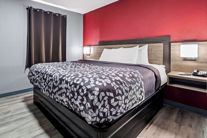 1 King Bed (11 of 17)