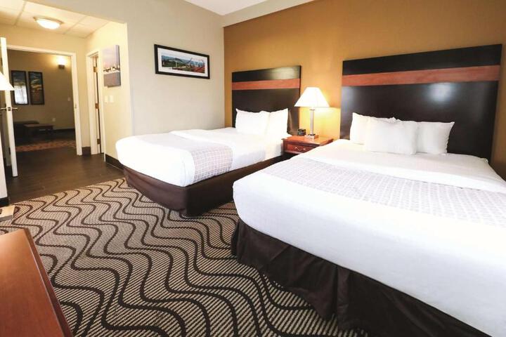 2 Queen Beds (1 of 13)
