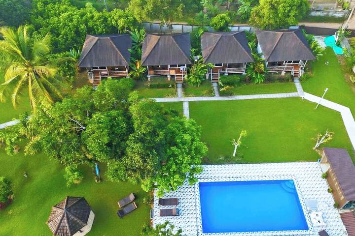 H & V Bungalow Vangvieng
