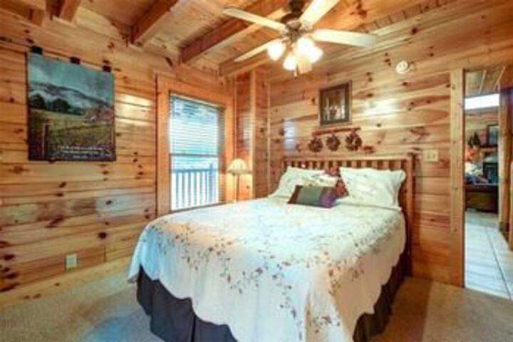 Mountain Paws Retreat Home with Hot Tub in Sevierville, TN
