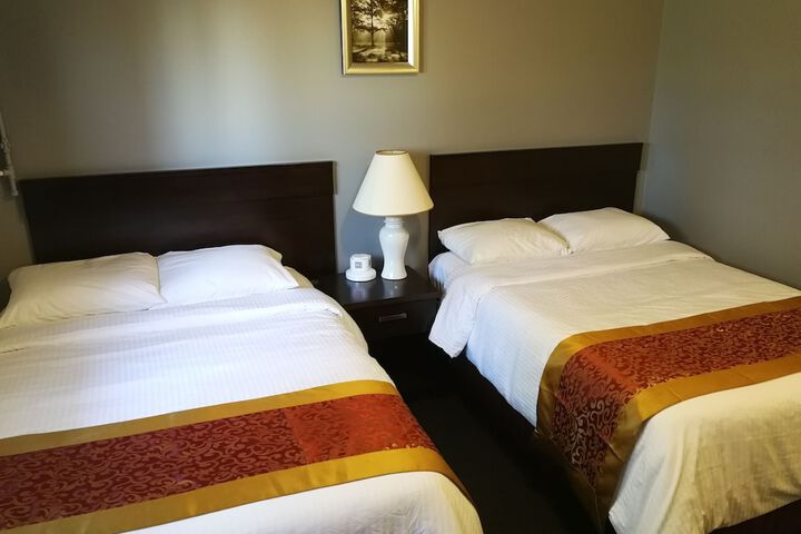 Room 6 of 12