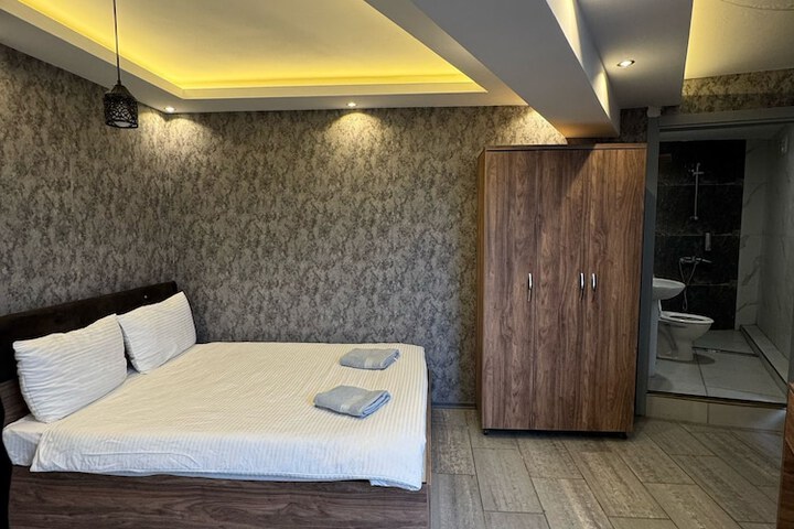 Room 6 of 17