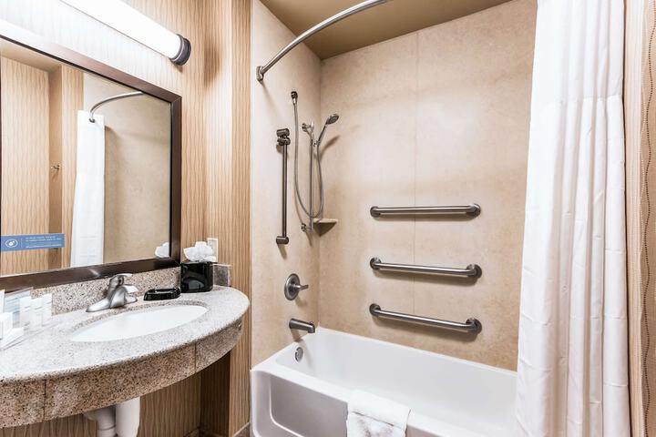 2 Queen Beds Tub Shower Combo (12 of 21)