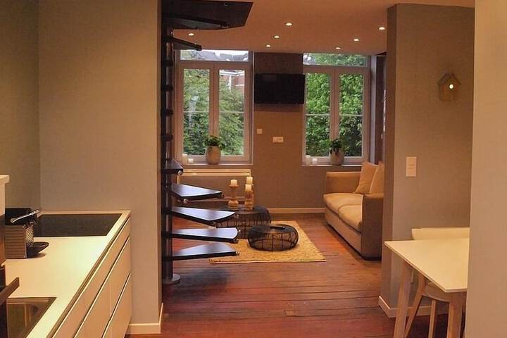 Lounge 11 of 13