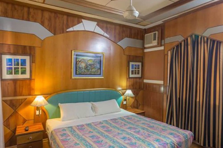 Room 4 of 27