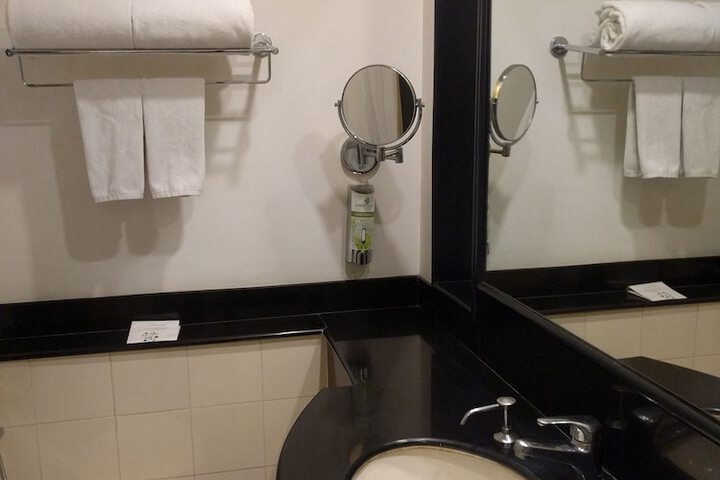 Room 13 of 33