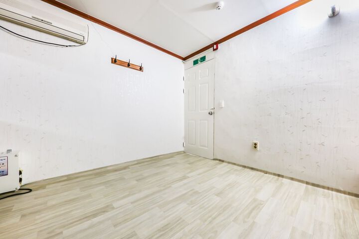 Room 9 of 18