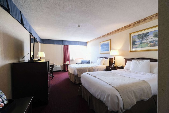 2 Double Beds (7 of 9)
