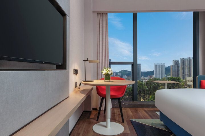 Room 26 of 102