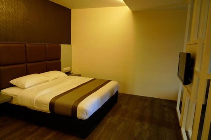 Room 16 of 32