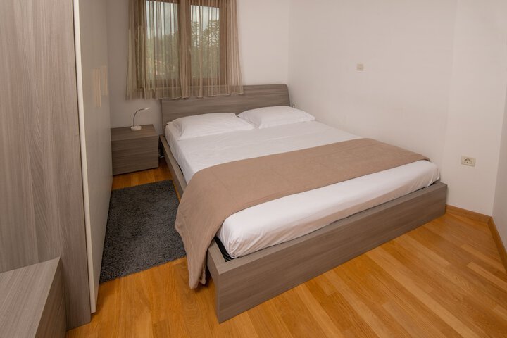 Room 2 of 32