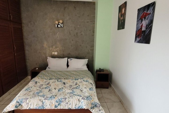 Room 9 of 25