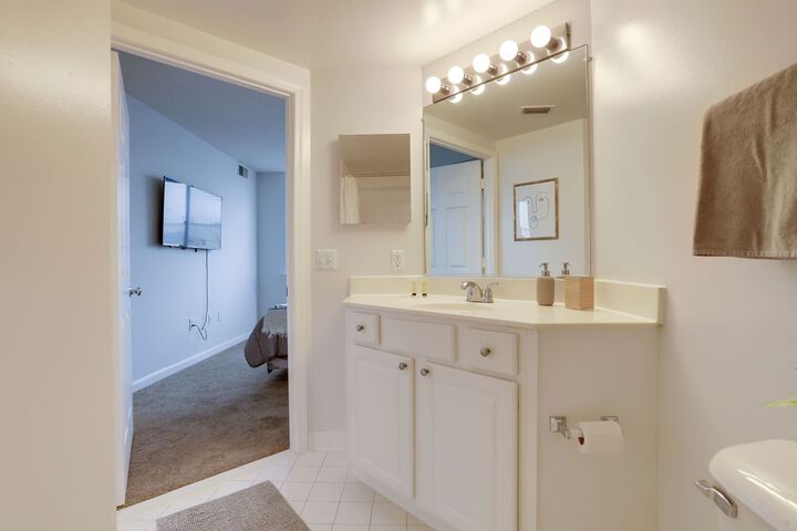 Room 43 of 195