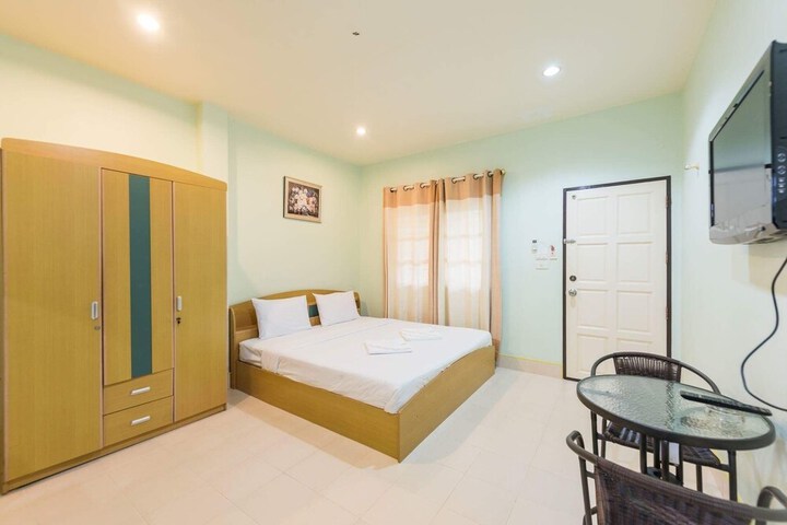 Room 4 of 12