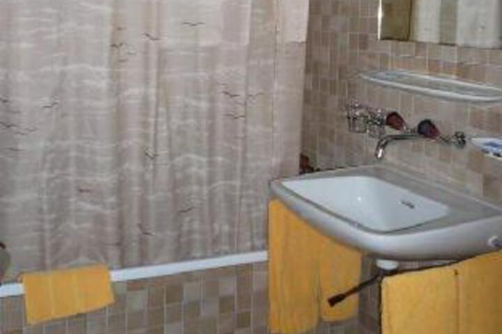 Room 2 of 10