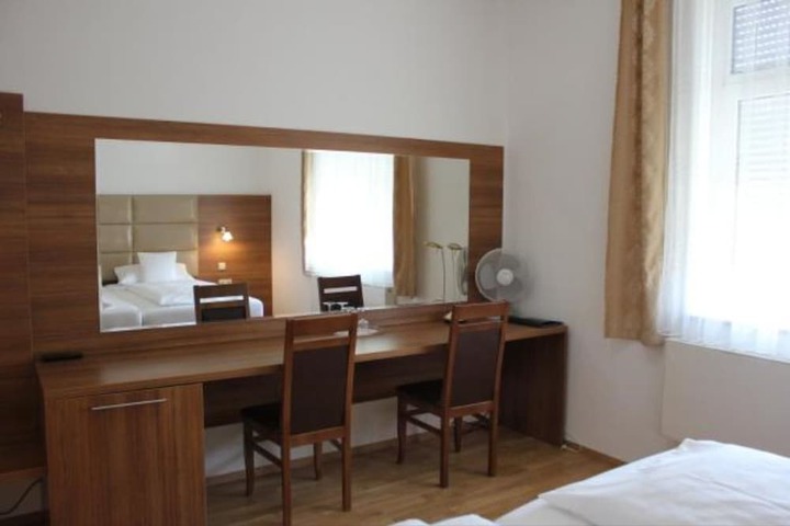 Room 4 of 44