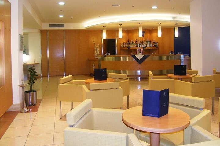 Lounge 43 of 68