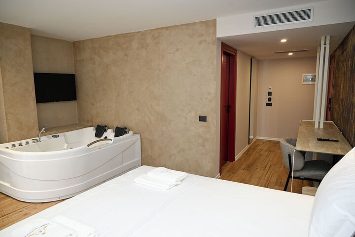 Room 6 of 86