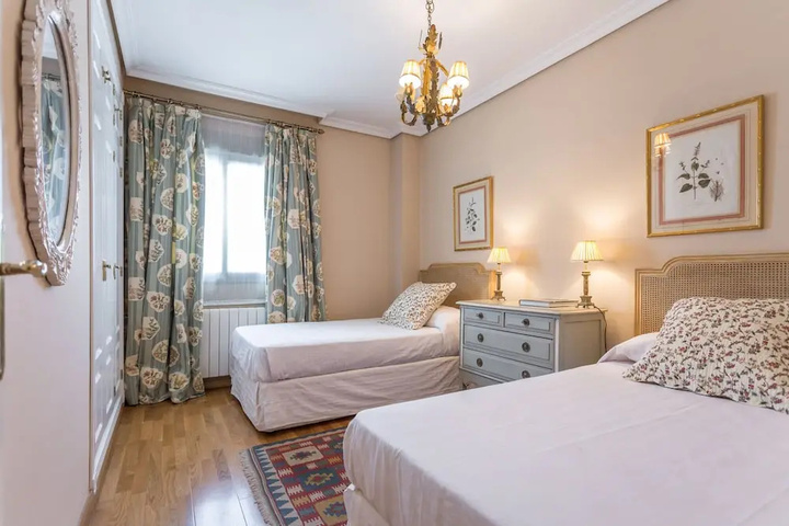 Room 6 of 12