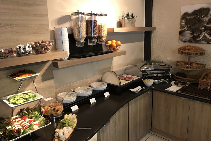 Dining 65 of 82
