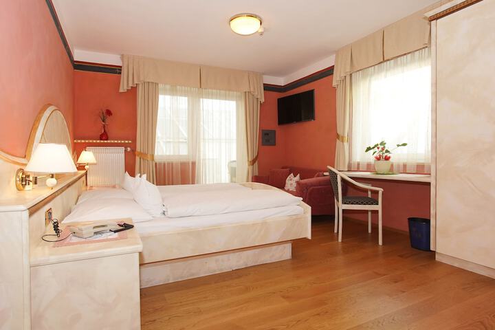 Room 9 of 102
