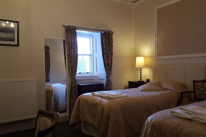 Room 13 of 37