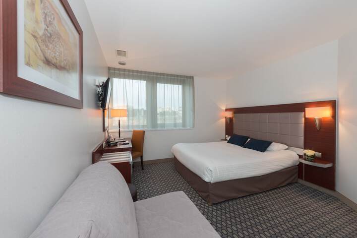 Room 26 of 136