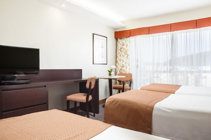 Room 8 of 125