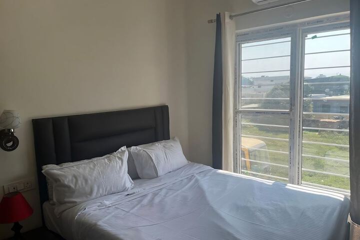 Room 4 of 9