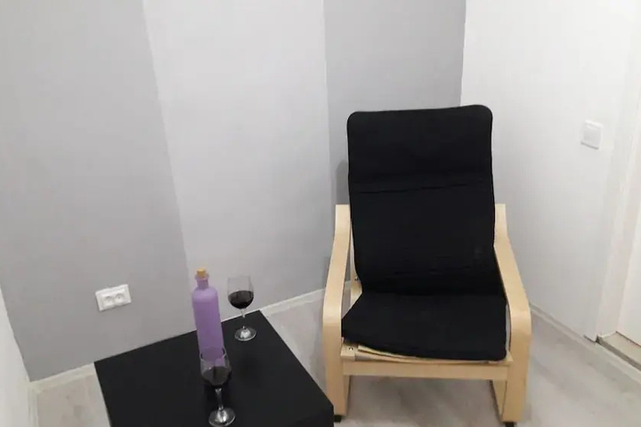 Room 9 of 12