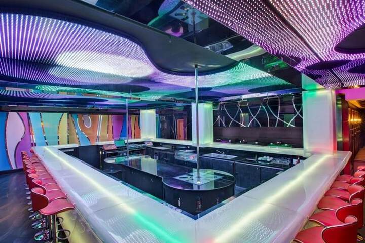 Lounge 72 of 80