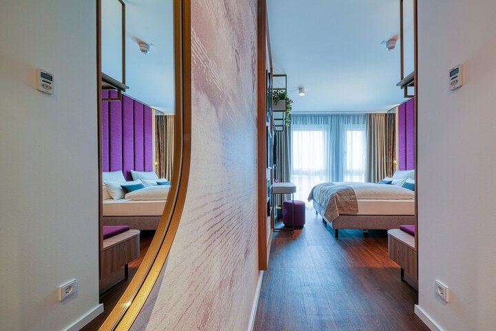 Room 6 of 33