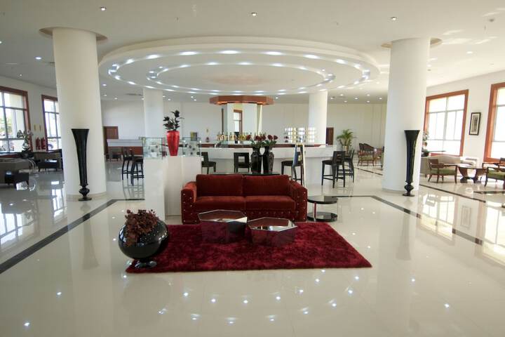 Lounge 51 of 68