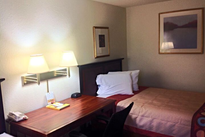 2 Double Beds (3 of 8)