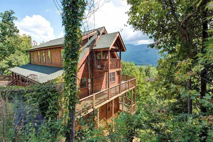 Papa Bears Lodge Five Bedroom Home