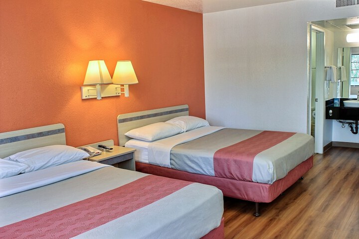 1 Queen Bed (2 of 9)