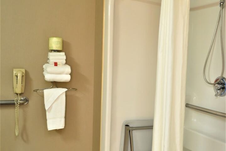 Queen Bed Pet Friendly (2 of 14)
