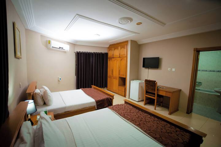Room 32 of 67