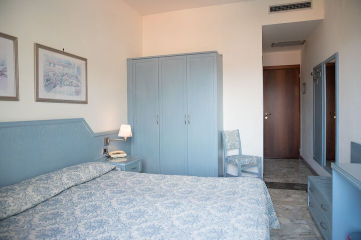 Room 25 of 69