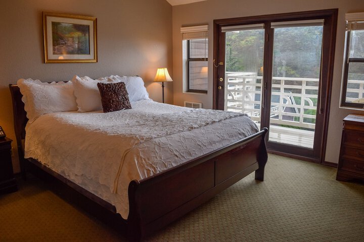 Queen Bed Courtyard View (1 of 45)