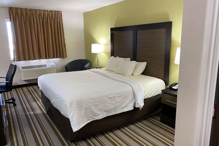 Deluxe King Bed (14 of 14)