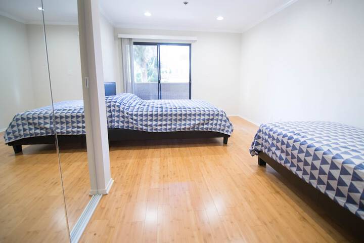 Room 5 of 93