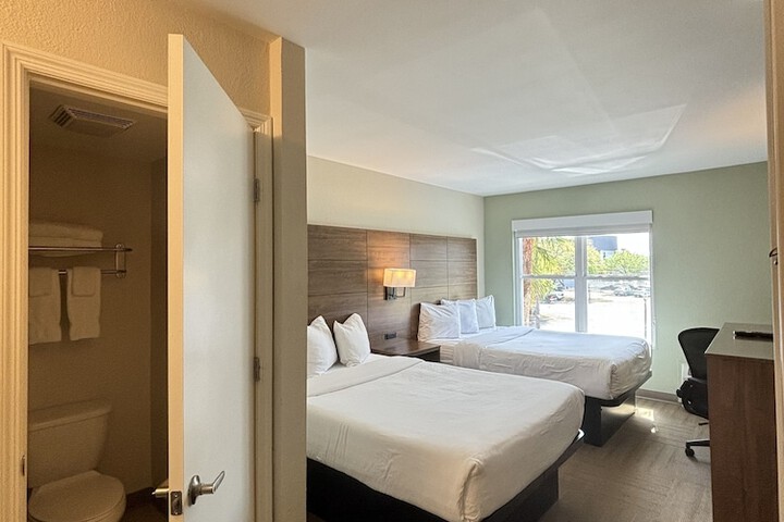 2 Double Beds (9 of 10)